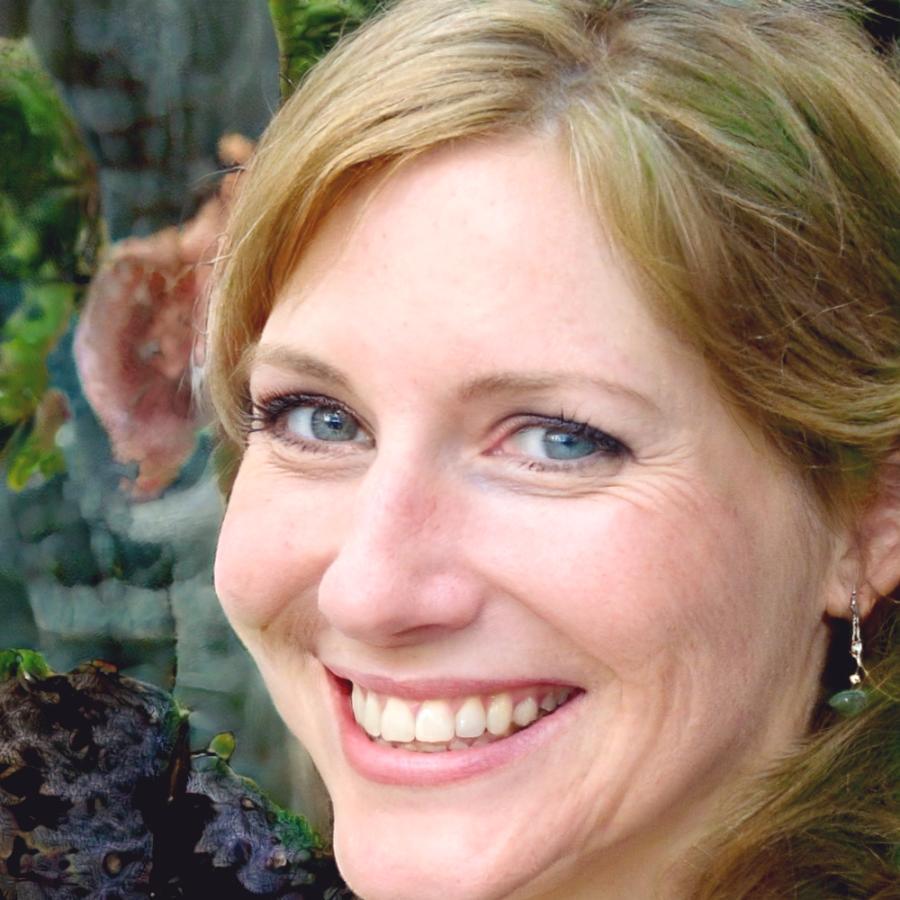 Finanzanalystin Lara Hofstätter bei der Arbeit