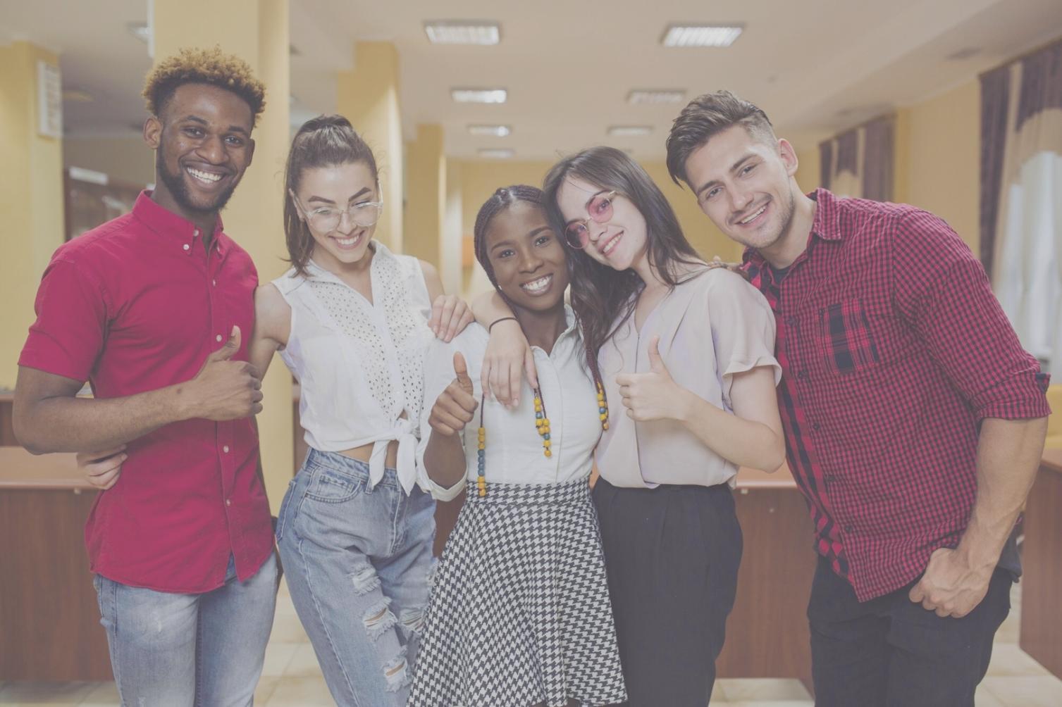 Teilnehmer beim gemeinsamen Analysieren von Finanzberichten am Arbeitsplatz